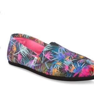 NWT TOMS classic 10 tropical slip on